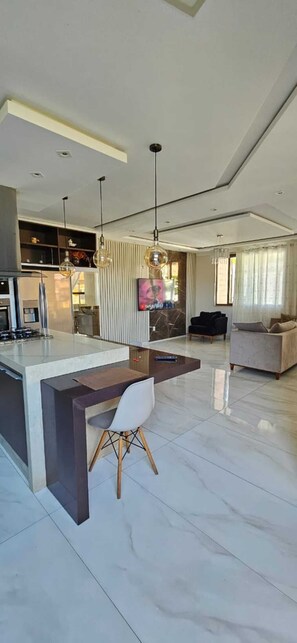 Réfrigérateur, plaque de cuisson, cafetiÚre/bouilloire, grille-pain