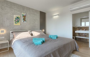 3 quartos, berço de viagem, Wi-Fi de cortesia, roupa de cama