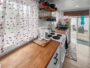 Refrigerador, microondas, placa de cocina, cafetera/tetera