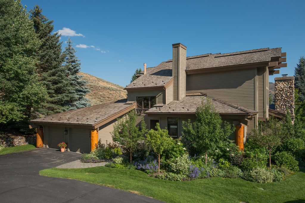Sun Valley Serenity: Luxurious 4-Bedroom Home 3 min. from Ski Lifts and Downtown