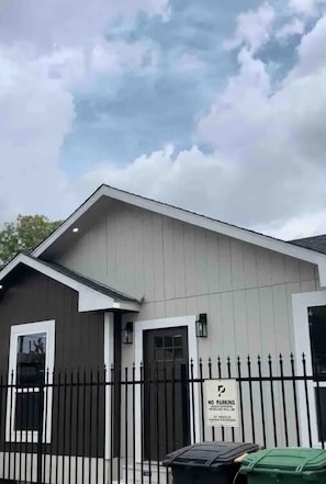 Exterior - Luxurious 4 Bedroom Getaway in Houston! Family-Friendly. (Houston)