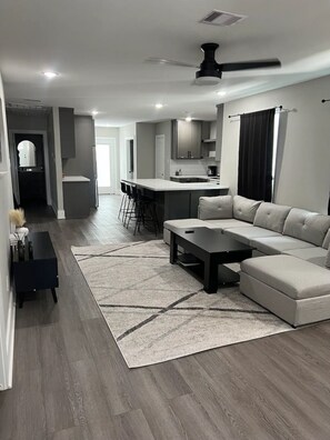 Living area - Luxurious 4 Bedroom Getaway in Houston! Family-Friendly. (Houston)