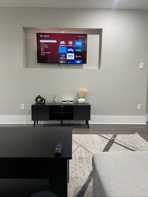 Interior - Luxurious 4 Bedroom Getaway in Houston! Family-Friendly. (Houston)