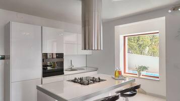 Fridge, oven, dishwasher, coffee/tea maker