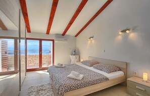 4 bedrooms, travel cot, free WiFi, bed sheets - Stunning home in Crikvenica (Crikvenica)