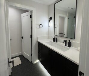 Shower, hair dryer, bidet, towels - Modern Luxury 3BR Condo Steps Away from Deer Valley Resort w/ Hot Tub, Fireplace (Park City)