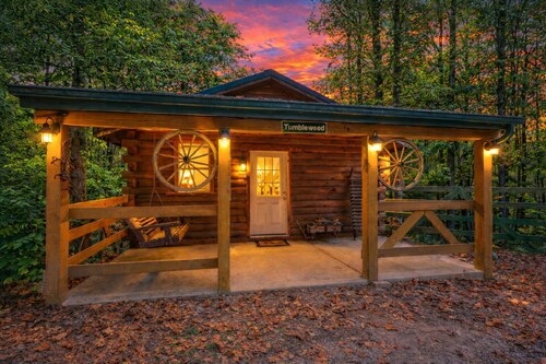 Tumbleweed: Pet friendly + private couples cabin w/hot tub in Hocking Hills
