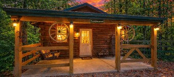 Tumbleweed: Pet friendly + private couples cabin w/hot tub in Hocking Hills