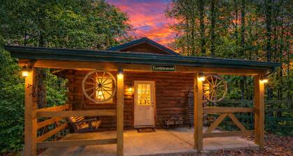 Tumbleweed: Pet friendly + private couples cabin w/hot tub in Hocking Hills