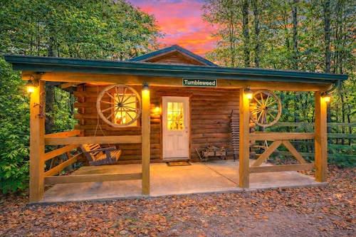 Tumbleweed: Pet friendly + private couples cabin w/hot tub in Hocking Hills