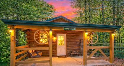 Tumbleweed: Pet friendly + private couples cabin w/hot tub in Hocking Hills