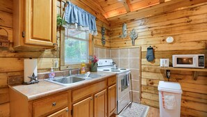 Private kitchen - Tumbleweed: Pet friendly cabin in Hocking Hills (South Bloomingville)