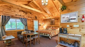 Room - Tumbleweed: Pet friendly cabin in Hocking Hills (South Bloomingville)