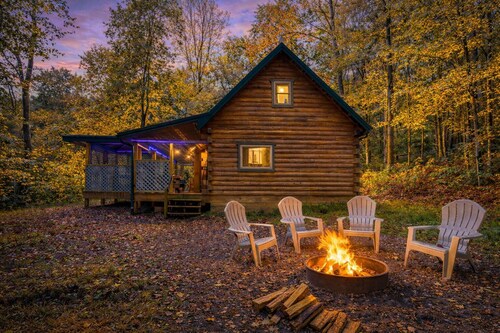 Margaritaville: Pet friendly cabin for 4 w/hot tub + tiki bar in Hocking Hills