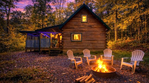 Margaritaville: Pet friendly cabin for 4 w/hot tub + tiki bar in Hocking Hills