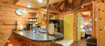 Margaritaville Tiki Bar + Hot Tub in Hocking Hills