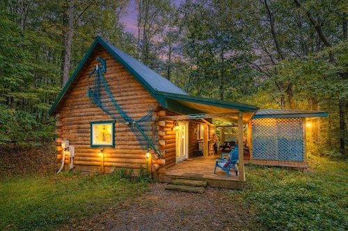 Margaritaville: Pet friendly cabin for 4 w/hot tub + tiki bar in Hocking Hills