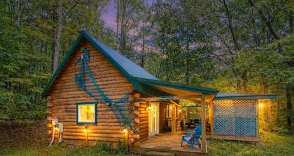 Margaritaville: Pet friendly cabin for 4 w/hot tub + tiki bar in Hocking Hills
