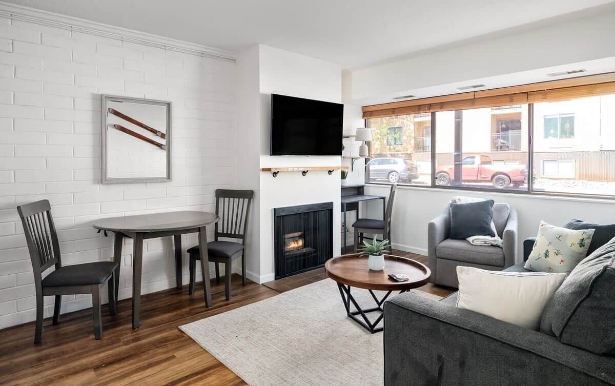 TV, fireplace