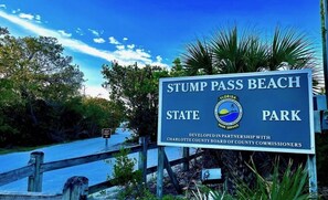 Un panneau indiquant l’entrée du parc d’État de Stump Pass Beach, aménagé en partenariat avec le conseil du comté de Charlotte.