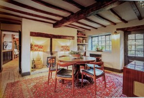 Dining - Renovated beauty: 20min to Soho Farmhouse. (Balscote)