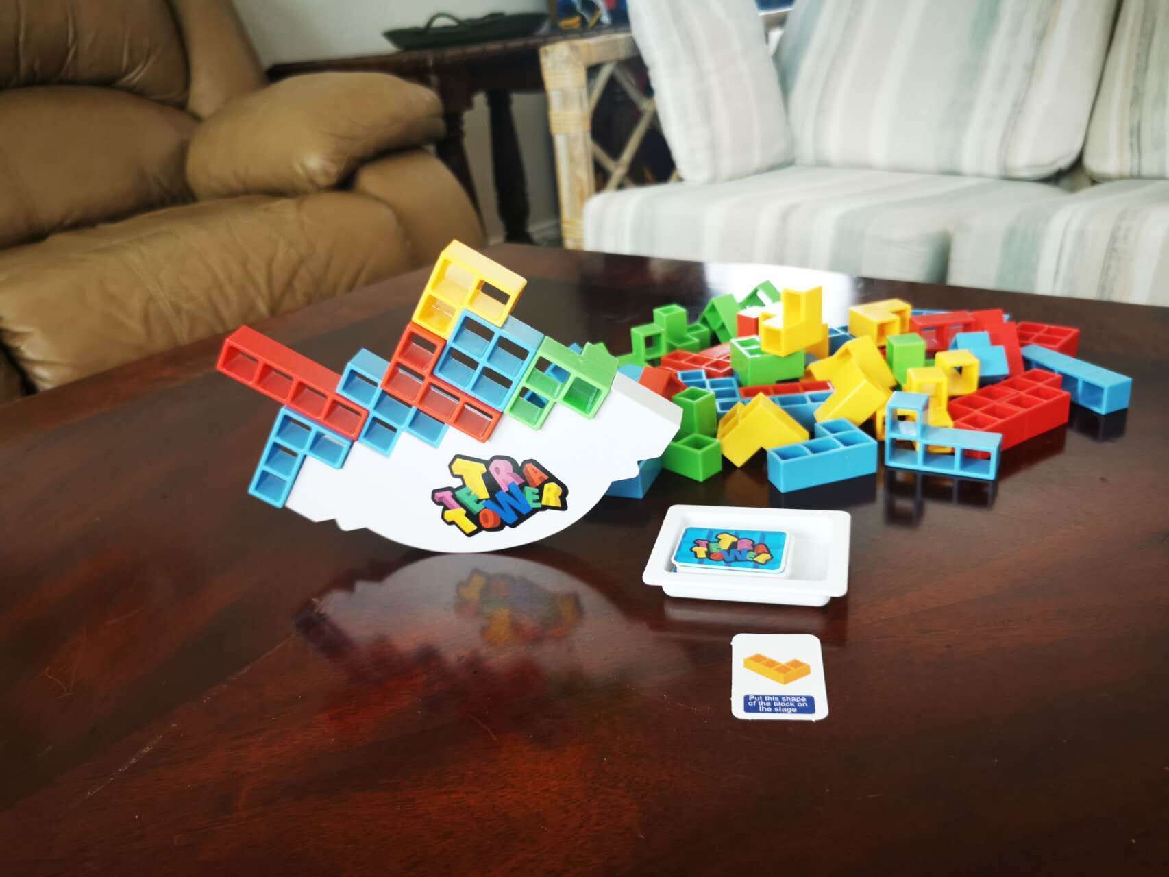 Une table sur laquelle se trouvent un ensemble de blocs de construction colorés et un jeu de cartes.