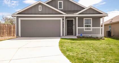 Graduation 4BR • 8 Min Lackland BMT • Game Room • Family-Friendly • SeaWorld