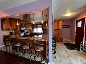 Fridge, microwave, oven, stovetop - main level in prestigious area 

 (Thunder Bay)