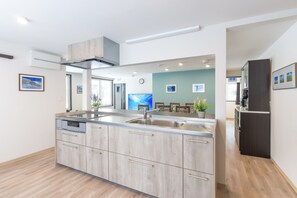 Basic Apartment | Private kitchen | Full-size fridge, microwave, stovetop, electric kettle - FuranoSky White (Furano)