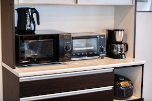 Apartamento básico | Cozinha privada | Geladeira grande, micro-ondas, cooktop, chaleira elétrica