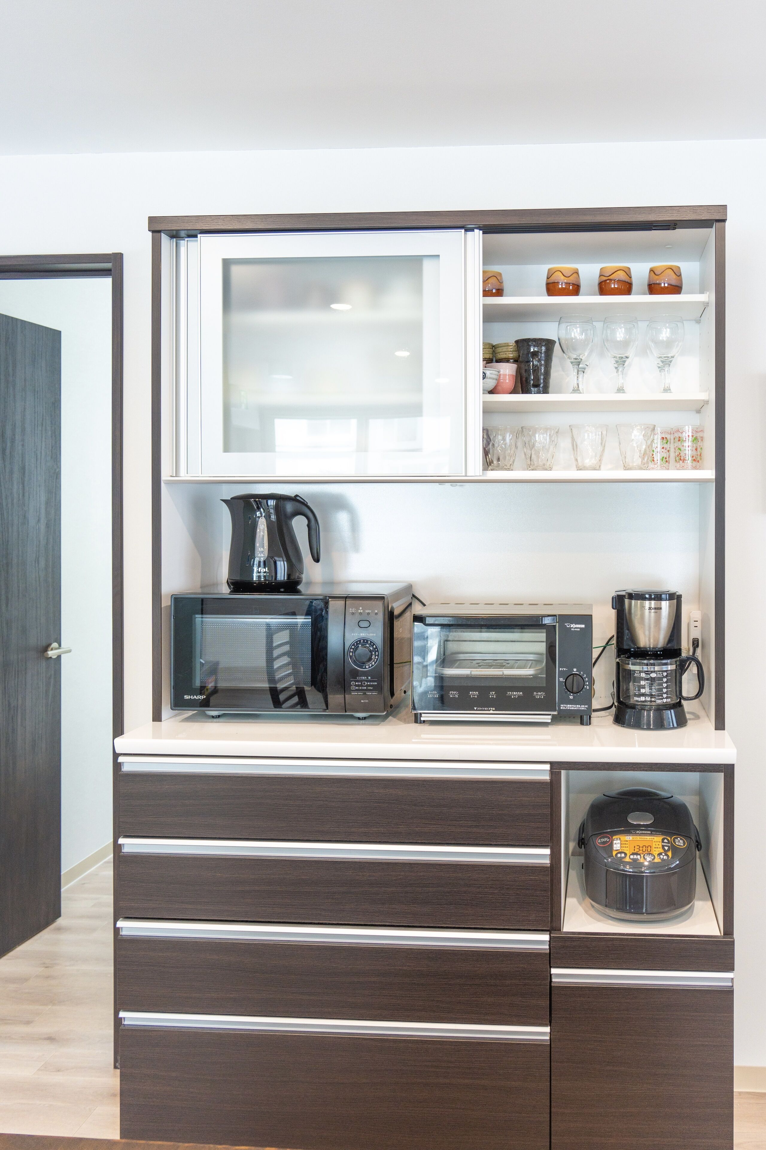 Apartamento básico | Cocina privada | Frigorífico grande, microondas, placa de cocina y hervidor eléctrico