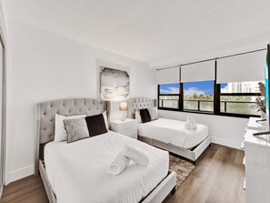 2 chambres, bureau, fer et planche à repasser, lit parapluie