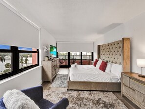 2 sovrum, skrivbord, strykjärn/strykbräda och resesäng