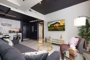 Smart TV, offices - Sleek 2BR On Rvrwalk, Gym&Parking, Near Conv Ctr (San Antonio)