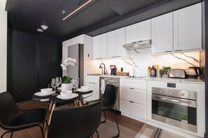 Fridge, oven, stovetop, dishwasher