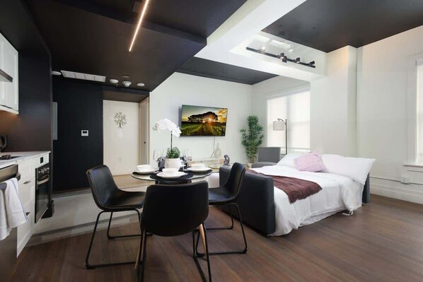 2 habitaciones, tabla de planchar con plancha y cuna de viaje