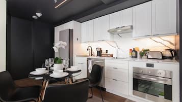 Een koelkast, een oven, een kookplaat, een vaatwasser