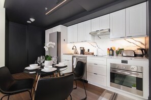 Fridge, oven, stovetop, dishwasher