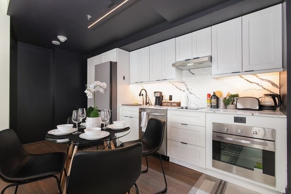 Fridge, oven, stovetop, dishwasher - Sleek 2BR On Rvrwalk, Gym&Parking, Near Conv Ctr (San Antonio)