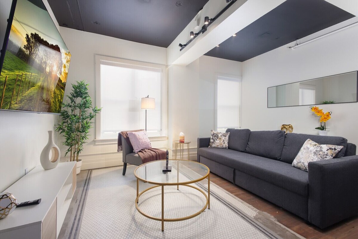 Sleek 2BR On Rvrwalk Gym Parking Near Conv Ctr