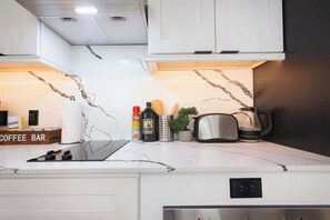 Réfrigérateur, un four, surface de cuisson, lave-vaisselle