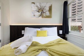 2 bedrooms, iron/ironing board, travel crib, free WiFi - Sleek 2BR On Rvrwalk, Gym&Parking, Near Conv Ctr (San Antonio)