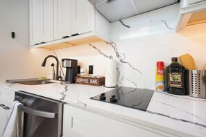 Fridge, oven, stovetop, dishwasher - Sleek 2BR On Rvrwalk, Gym&Parking, Near Conv Ctr (San Antonio)