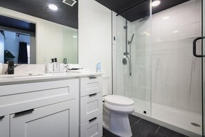 Dusche, Haartrockner, Shampoo