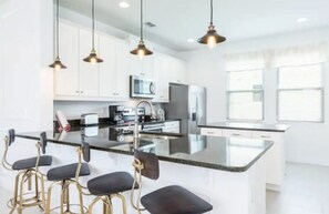 冷蔵庫、電子レンジ、オーブン、コンロ