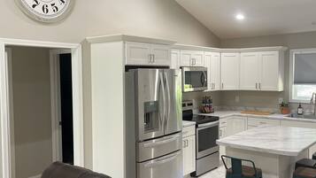 TV connectée, cheminée, baby-foot, table de tennis de table