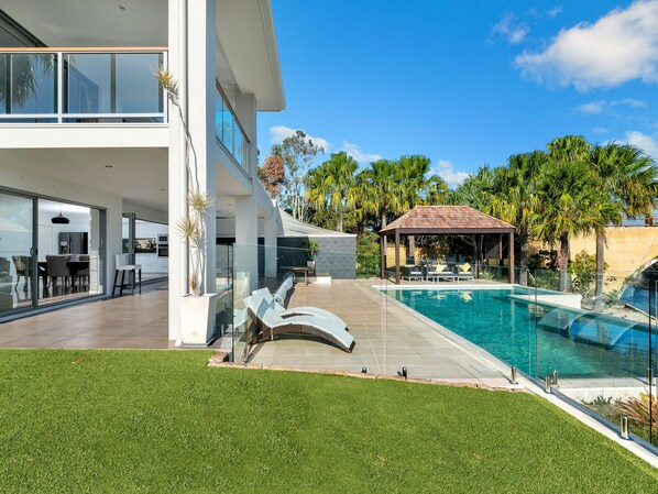 Pool - BIG CANAL FAMILY HOME w POOL, PETS OK (Banksia Beach)