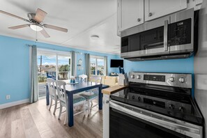 冷蔵庫、オーブン、コンロ、食器洗い機