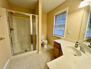 Haartrockner, Handtücher, Seife, Shampoo