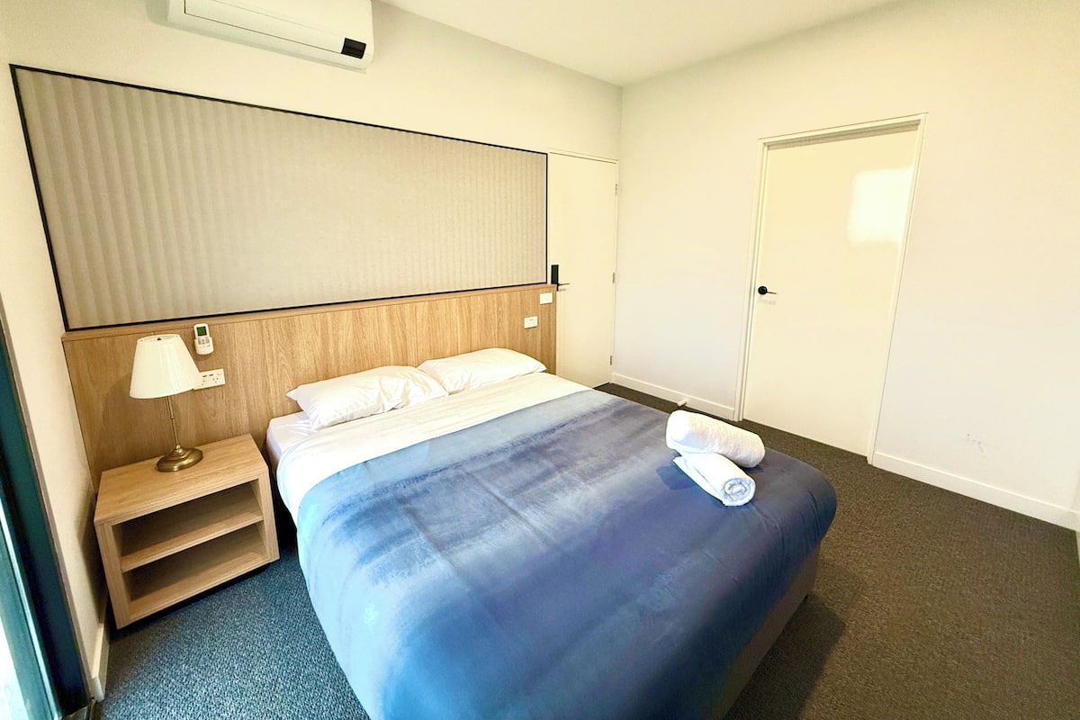 Habitación superior, 1 cama de matrimonio | 1 dormitorio, wifi gratis, ropa de cama